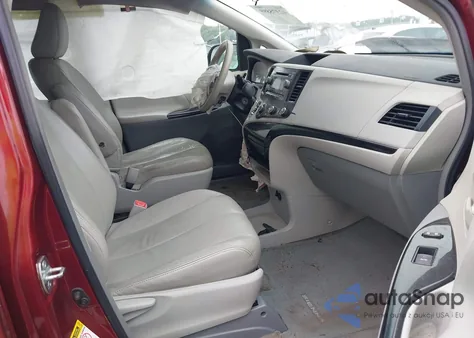 2011 Toyota Sienna Base V6 z USA, uszkodzony, nr VIN 5TDZK3DC5BS158065